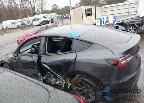 2024 Tesla Model Y Long Range Dual Motor All-Wheel Drive/Rwd z USA, uszkodzony, nr VIN 7SAYGDEDXRF099834